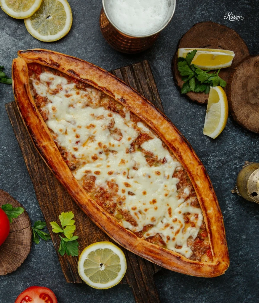 Kıymalı Kaşarlı Pide